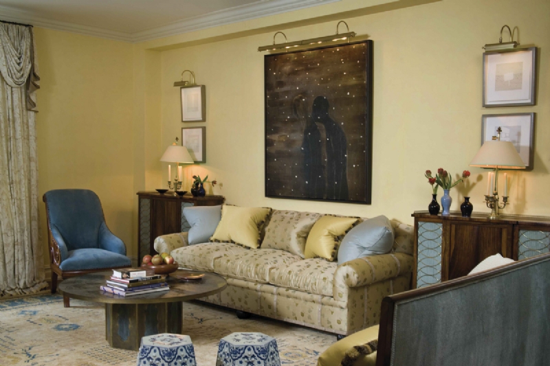 03-Traditional+rooms+often+receive+a+boost+from+contemporary+art.+.jpg 家装参考,客厅,沙发背景墙,