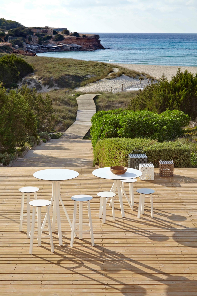 stack-stools-and-high-monopata-tables-ambience-b.jpg 软装单品,座具,户外椅,