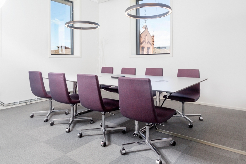 clint-adjustable-chairs-and-colonnade-conference-table-b.jpg 软装单品,办公,会议洽谈椅,