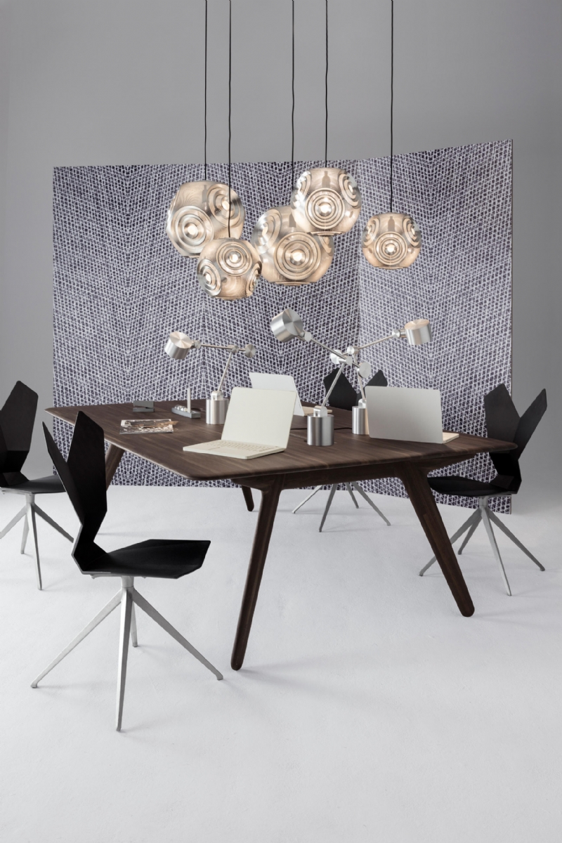 y-slab-desk-with-curve-pendant-boom-black-and-y-chair-portrait-h.jpg 软装单品,办公,会议洽谈椅,