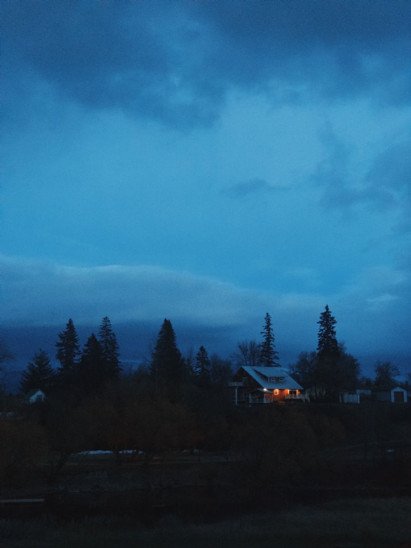 tucker-macdonald-ItSK6Ij9LRo-unsplash3c9f.jpg 方案配图,色彩意境,蓝色,