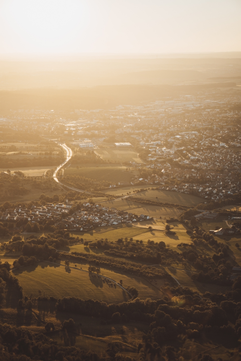 andy-kogl-the-visiter-AF2KsoKLXw4-unsplashb521.jpg 方案配图,色彩意境,黄色,