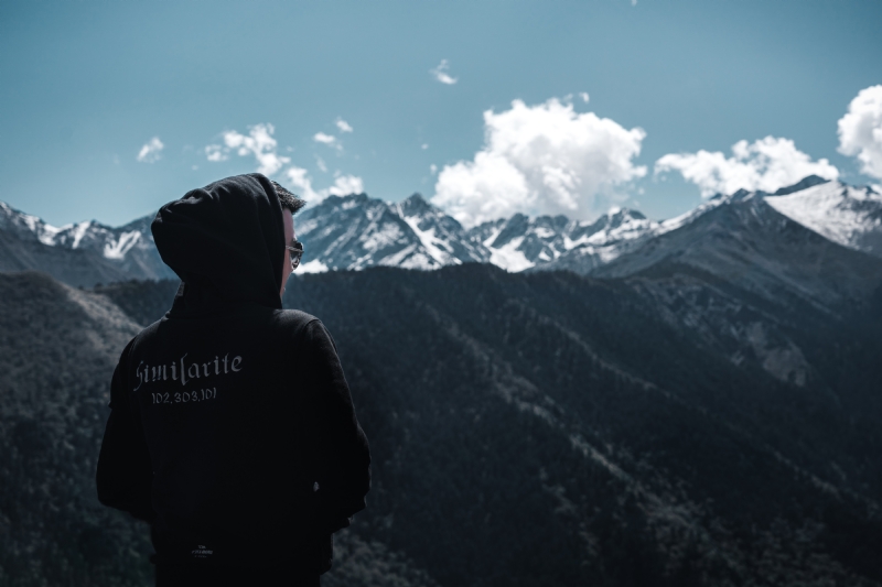 cheng-feng--5gTi0MJTHk-unsplash82b2.jpg 方案配图,色彩意境,黑色,