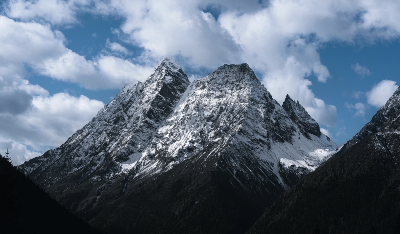 cheng-feng-6gLFjWabzPk-unsplash7f8b.jpg 方案配图,色彩意境,黑色,