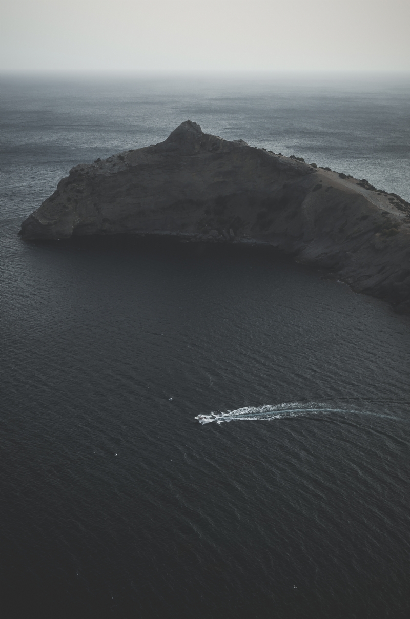 daniil-silantev-Wnf0Sk1vbLA-unsplasha7e6.jpg 方案配图,色彩意境,黑色,