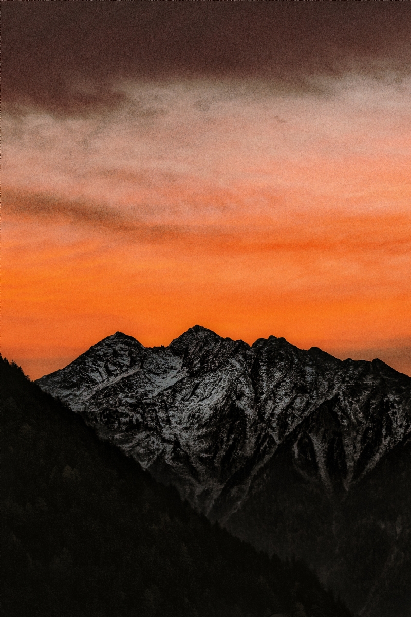 eberhard-grossgasteiger-eZF9nZKBev8-unsplash2c50.jpg 方案配图,色彩意境,黑色,