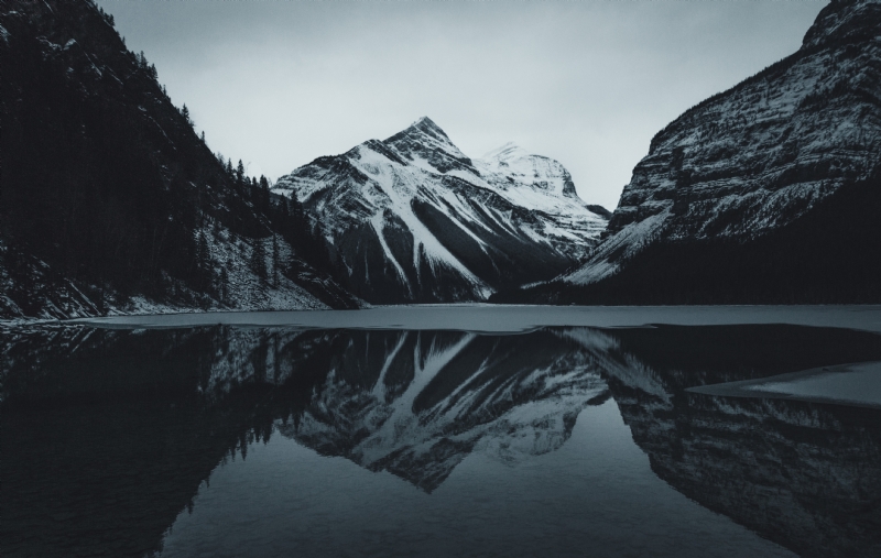 jan-kronies-fNCT47HnlNE-unsplash286d.jpg 方案配图,色彩意境,黑色,