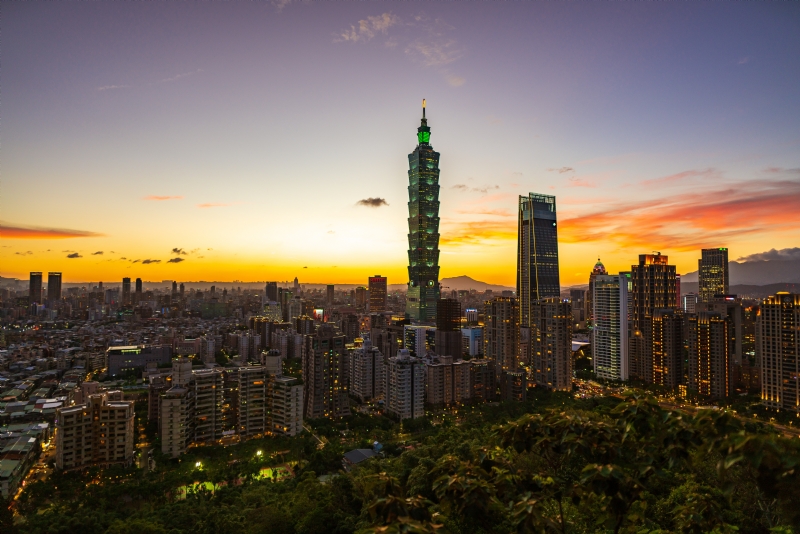 leonardo-elmosta-8ZZyacv6-cQ-unsplash64d1.jpg 方案配图,色彩意境,黑色,