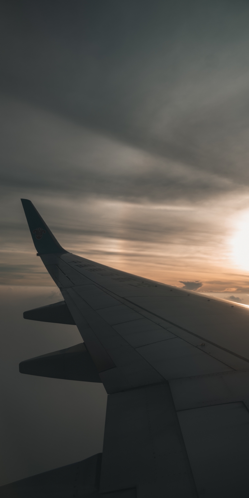 leonardo-elmosta-vLkQukHhh1A-unsplash2d80.jpg 方案配图,色彩意境,黑色,