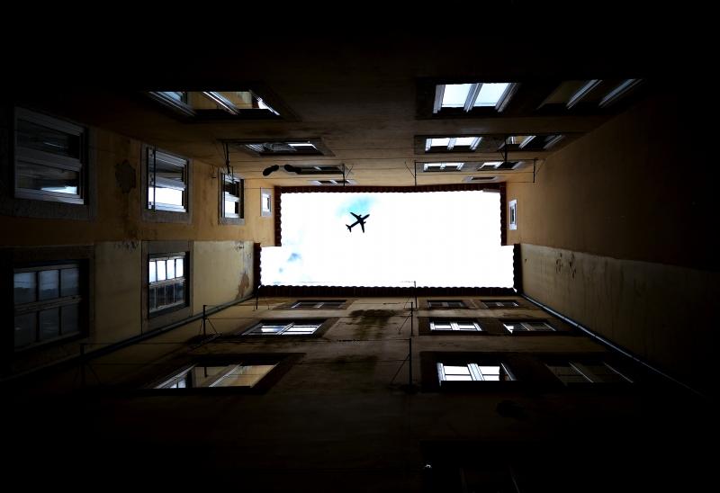 rui-silvestre-fudcRKakzzQ-unsplash2497.jpg 方案配图,色彩意境,黑色,