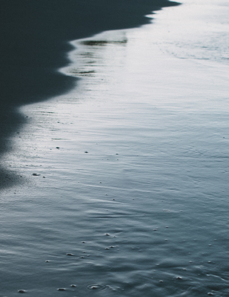 abyan-athif-HRO_gHxjwaU-unsplash208c.jpg 方案配图,色彩意境,灰色,