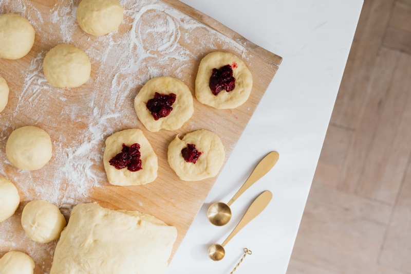 kaboompics_Adding cherry marmalade to Polish donuts - Paczki.jpg 参考素材,灵感来源,色彩搭配,