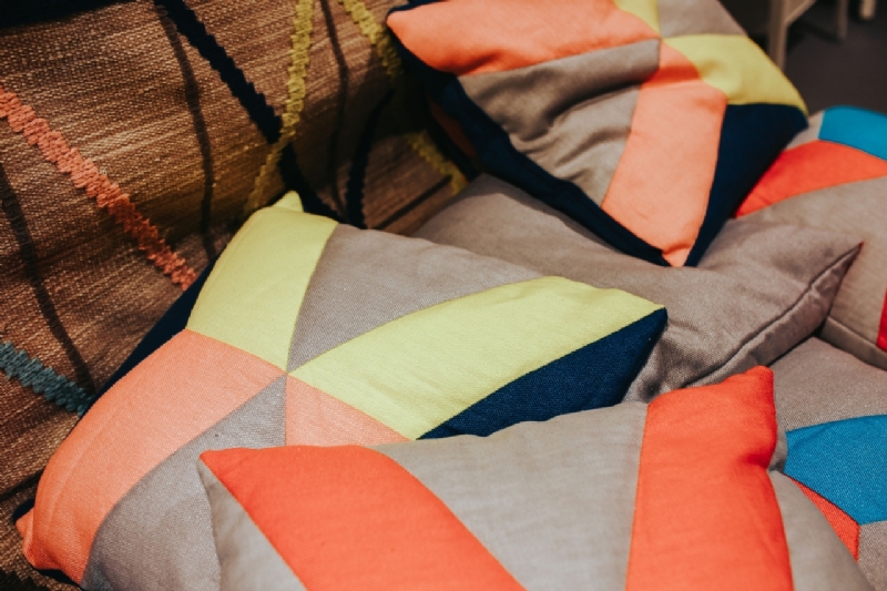 kaboompics_Arrangement of colourful pillows on a bed.jpg 参考素材,灵感来源,色彩搭配,