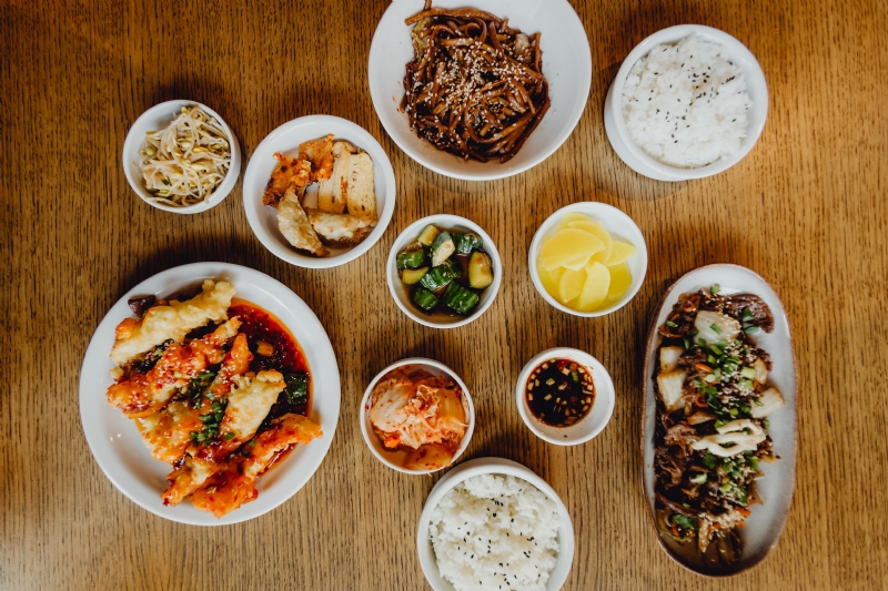 kaboompics_Banchan - Korean side dishes & Prawns tempura.jpg 参考素材,灵感来源,色彩搭配,