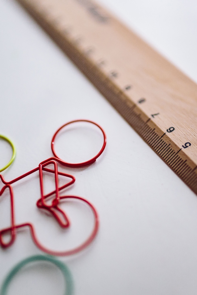 kaboompics_Bicycle paper clips and a wooden ruler.jpg 参考素材,灵感来源,色彩搭配,