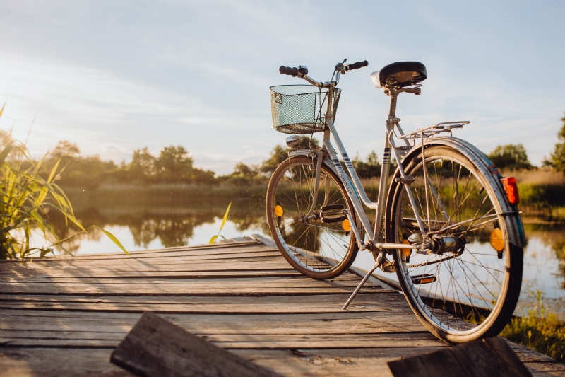 kaboompics_Bicycle with basket on the pier in bright sunset light.jpg 参考素材,灵感来源,色彩搭配,