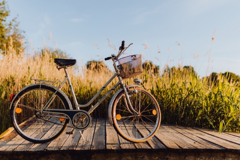 kaboompics_Bicycle with basket on the pier in bright sunset light-2.jpg 参考素材,灵感来源,色彩搭配,