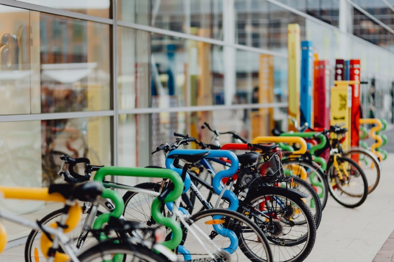 kaboompics_Bicycles parked in front of shopping mall.jpg 参考素材,灵感来源,色彩搭配,