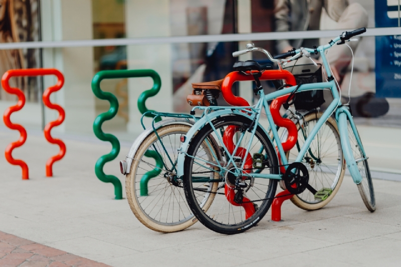 kaboompics_Bicycles parked in front of shopping mall-2.jpg 参考素材,灵感来源,色彩搭配,