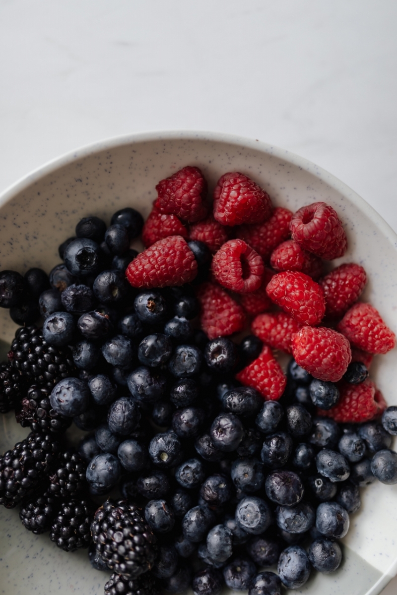 kaboompics_Blackberries, blueberries and raspberries in a bowl-2.jpg 参考素材,灵感来源,色彩搭配,
