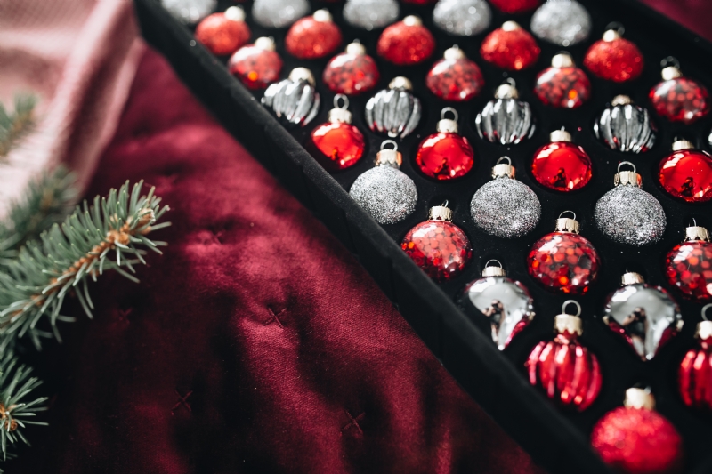kaboompics_Burgundy Christmas Decorations.jpg 参考素材,灵感来源,色彩搭配,