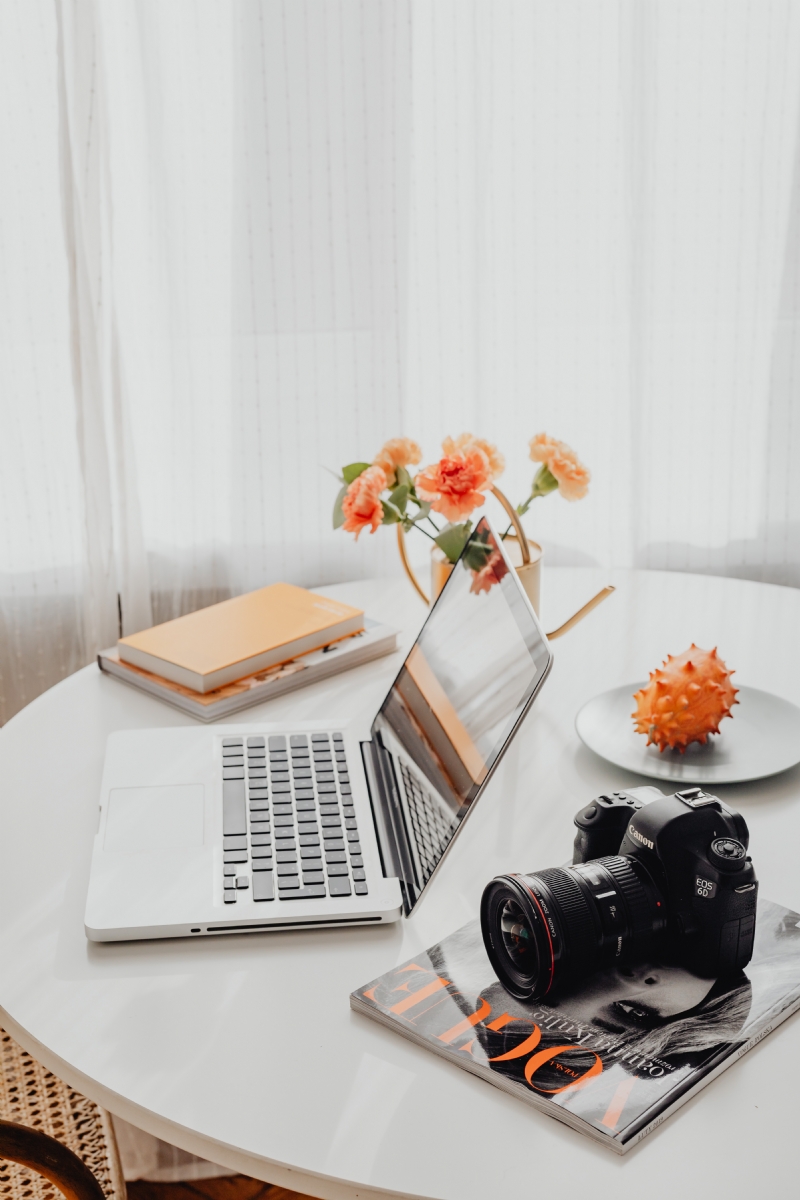 kaboompics_Canon 6d DSLR camera & MacBook laptop on desk.jpg 参考素材,灵感来源,色彩搭配,