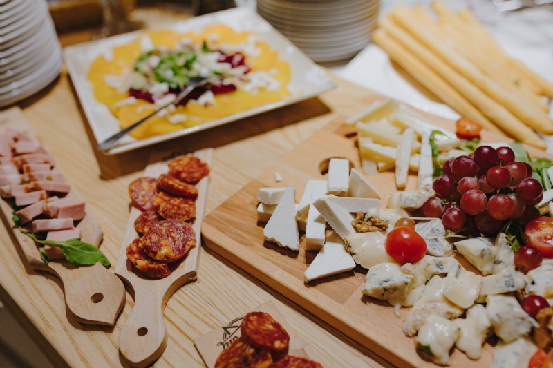 kaboompics_Cheese, grape and sausages.jpg 参考素材,灵感来源,色彩搭配,