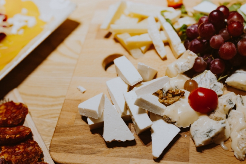 kaboompics_Cheese, grape and sausages-2.jpg 参考素材,灵感来源,色彩搭配,