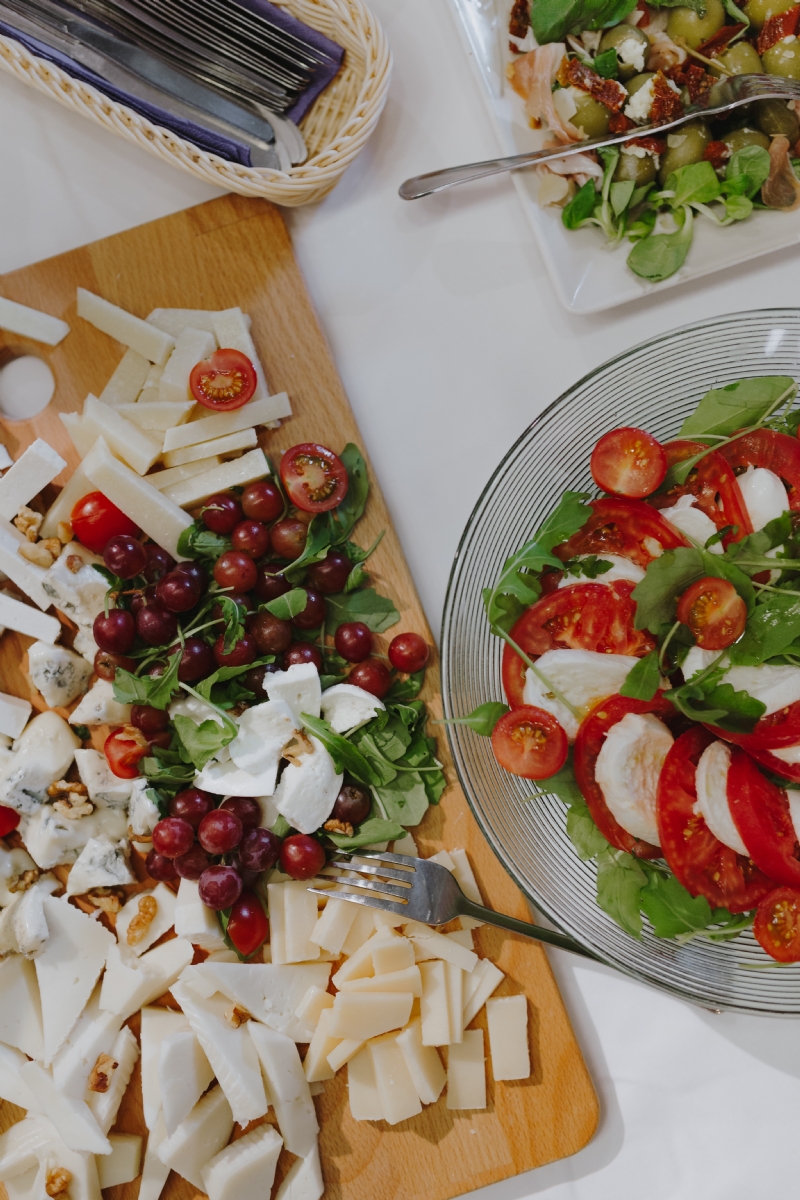 kaboompics_Cheese, grape, italian caprese salad with mozzarella and tomatoes.jpg 参考素材,灵感来源,色彩搭配,