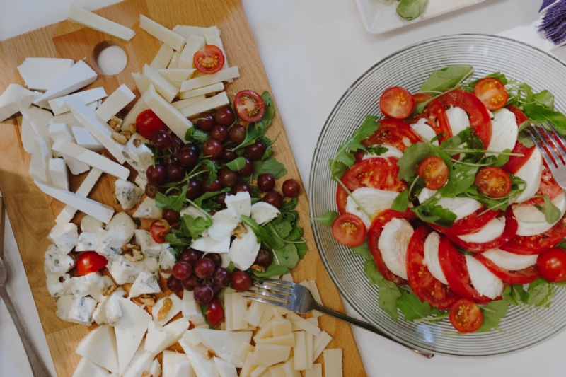 kaboompics_Cheese, grape, italian caprese salad with mozzarella and tomatoes-2.jpg 参考素材,灵感来源,色彩搭配,