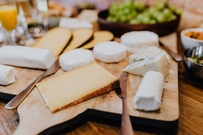 kaboompics_Cheese, white wine and grapes.jpg 参考素材,灵感来源,色彩搭配,