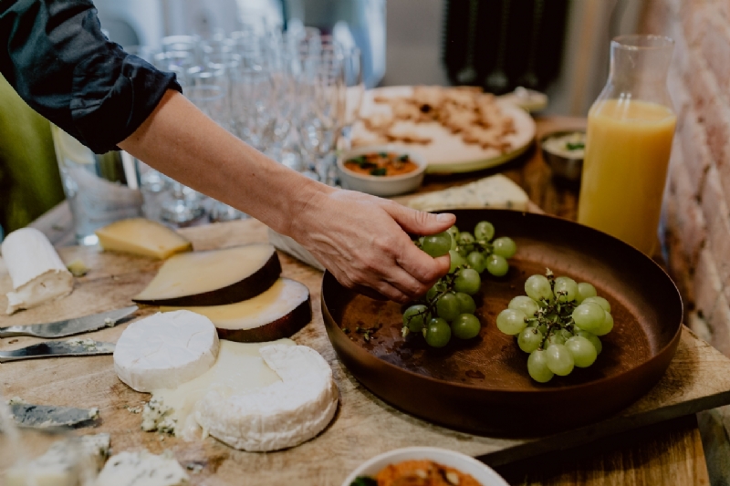 kaboompics_Cheese, white wine and grapes-2.jpg 参考素材,灵感来源,色彩搭配,