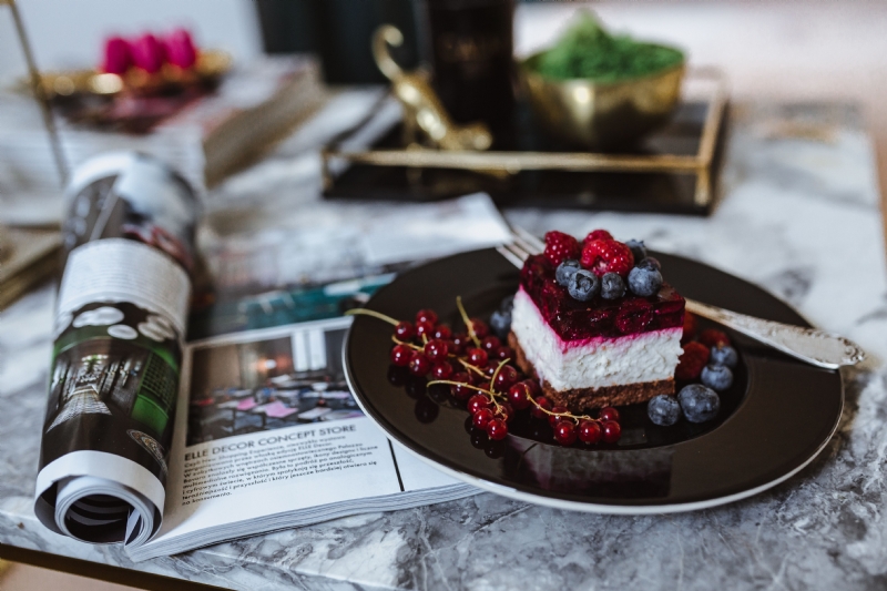 kaboompics_Cheesecake and magazine on a marble table.jpg 参考素材,灵感来源,色彩搭配,