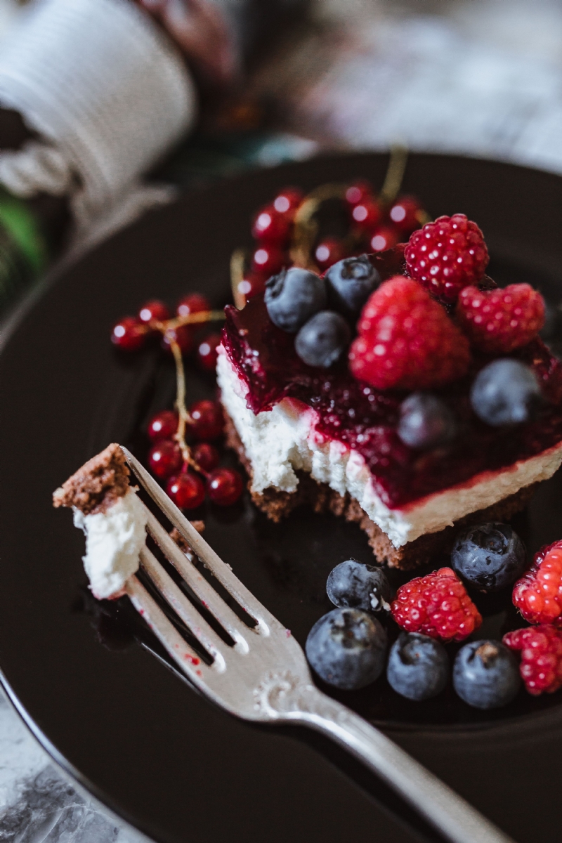 kaboompics_Cheesecake with blueberries and raspberries.jpg 参考素材,灵感来源,色彩搭配,