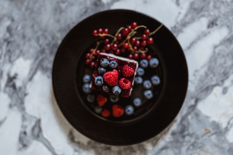 kaboompics_Cheesecake with blueberries and raspberries-2.jpg 参考素材,灵感来源,色彩搭配,