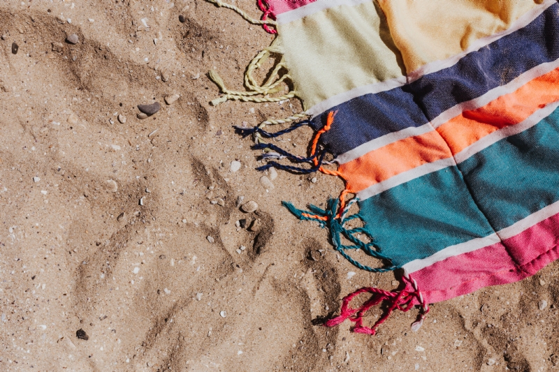 kaboompics_Colorful beach towel on the sand.jpg 参考素材,灵感来源,色彩搭配,