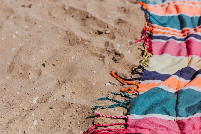 kaboompics_Colorful beach towel on the sand-2.jpg 参考素材,灵感来源,色彩搭配,