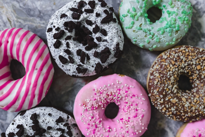 kaboompics_Colorful donuts.jpg 参考素材,灵感来源,色彩搭配,