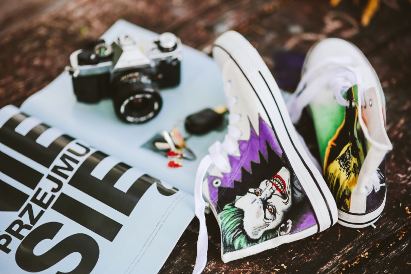 kaboompics_Comic book sneakers with a camera and a magazine.jpg 参考素材,灵感来源,色彩搭配,
