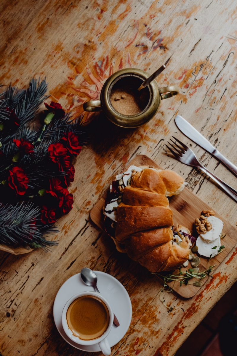 kaboompics_Croissant with goat cheese, beetroot and a cup of coffee for breakfast.jpg 参考素材,灵感来源,色彩搭配,
