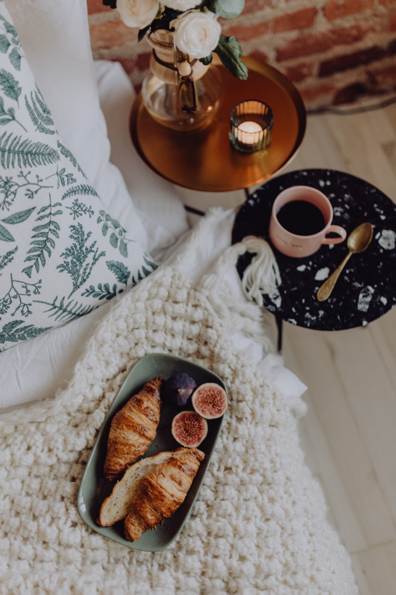 kaboompics_Croissants and figs on a green plate, a cup of coffee and a candle.jpg 参考素材,灵感来源,色彩搭配,