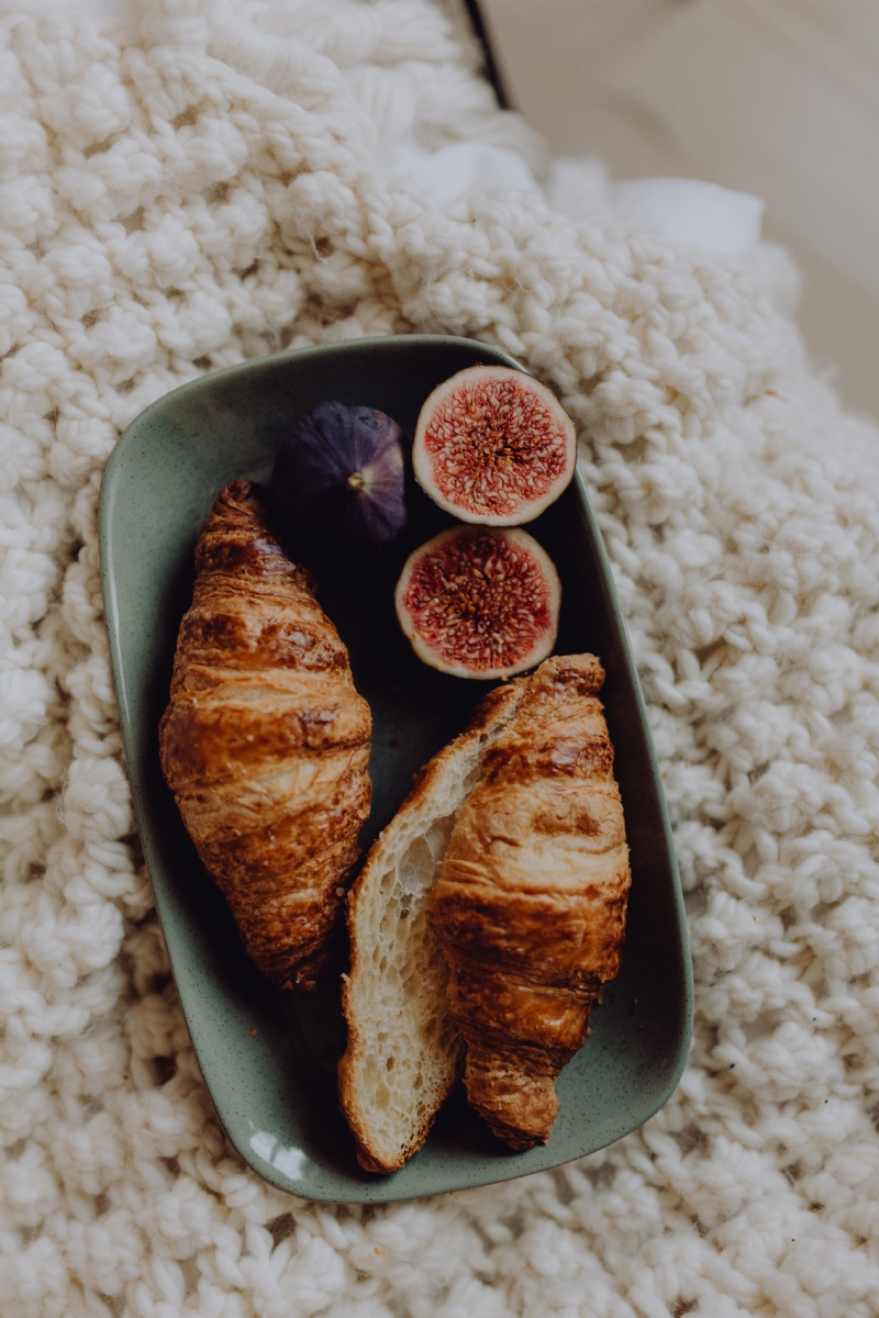 kaboompics_Croissants and figs on a green plate.jpg 参考素材,灵感来源,色彩搭配,