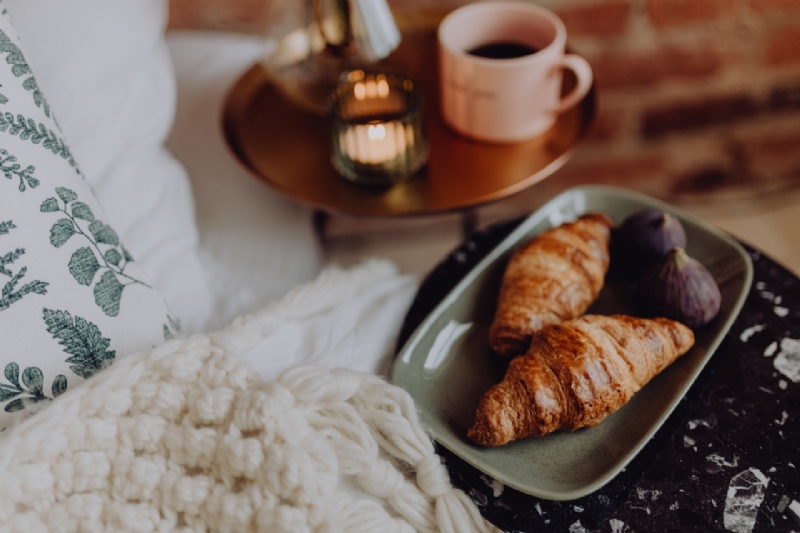 kaboompics_Croissants and figs on a green plate-2.jpg 参考素材,灵感来源,色彩搭配,