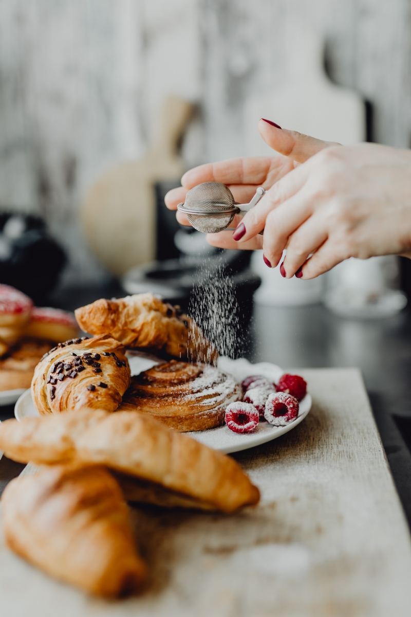 kaboompics_Croissants, puff pastry, powdered sugar and raspberries.jpg 参考素材,灵感来源,色彩搭配,