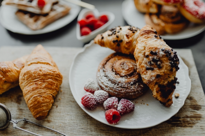kaboompics_Croissants, puff pastry, powdered sugar and raspberries-2.jpg 参考素材,灵感来源,色彩搭配,