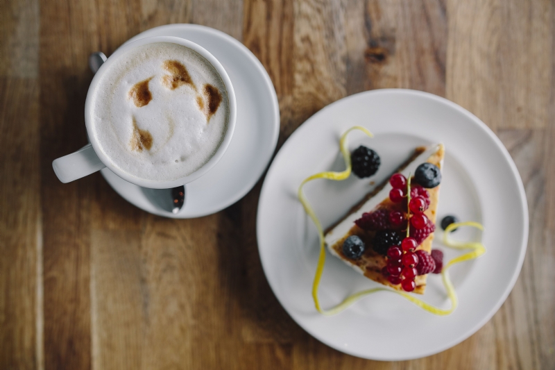 kaboompics_Cup of coffee and berry cheesecake.jpg 参考素材,灵感来源,色彩搭配,