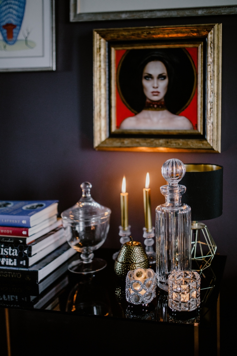 kaboompics_Decanter, candles, and a painting on the wall.jpg 参考素材,灵感来源,色彩搭配,