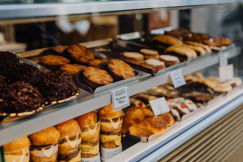 kaboompics_Delicious cookies sold from a street stall in Naples.jpg 参考素材,灵感来源,色彩搭配,