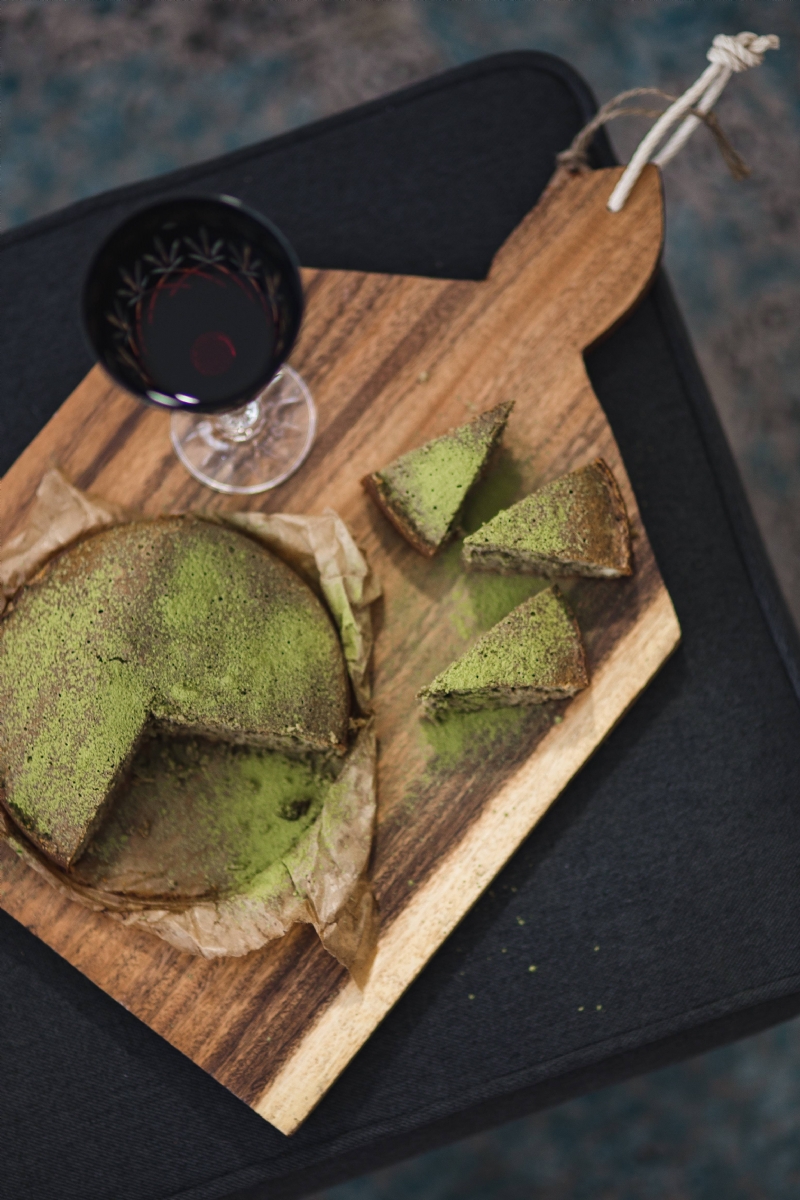 kaboompics_Delicious homemade matcha cake on a wooden board with wine.jpg 参考素材,灵感来源,色彩搭配,