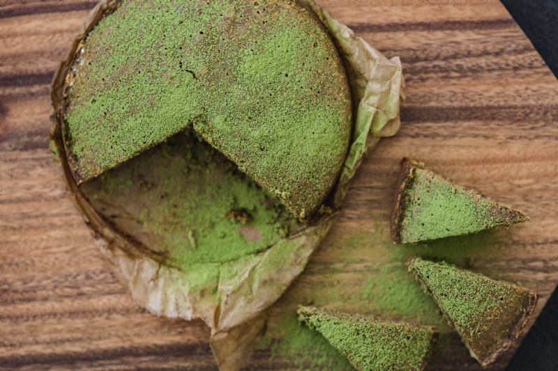 kaboompics_Delicious homemade matcha cake on a wooden board.jpg 参考素材,灵感来源,色彩搭配,